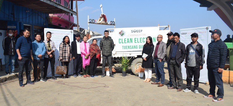 ADC Tuensang, Thungchanbemo along with staff and performers at the SVEEP programme at Tower Clock Tuensang on January 25. (DIPR Photo)